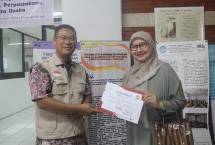 Ketua Umum BKMT DR Syifa Fauzia saat menerima Sertifikat sebagai Keynote Speaker di Outlook Zakat 2025