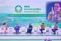Direktur Utama SIG, Donny Arsal (kedua kanan) menyampaikan paparan pada acara ESG Sustainability Forum 2025 yang diselenggarakan oleh CNBC Indonesia di Menara Bank Mega, Jakarta, pada Jumat (31/1/2025). 