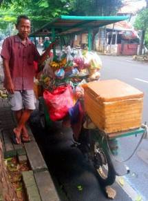 Sumartono, tukang sayur keliling yang menjajakan barang dagangannya dengan menggunakan gerobak motor di kawasan perumahan Kalibata, Jakarta Selatan. (Foto: Abraham Sihombing) 