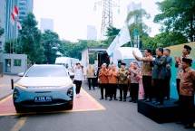 Direktur Utama BSI Hery Gunardi (kiri) bersama Komisaris Utama BSI Muliaman D Hadad (kanan) melepas secara simbolik mobil listrik dan mobil musala untuk mendukung astacita pemerintah melalui penerapan ESG Environmental, Social, dan Governance (ESG) untuk ekonomi hijau
