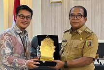 Dekan Fakultas Keguruan dan Ilmu Pendidikan (FKIP) Universitas Islam As-Syafiiyah (UIA) Dr. Misbah Fikrianto MM., M.Pd., M.Si (kiri)