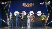 CEO PaDi UMKM Jimmy Kharisma (Ketiga dari Kiri) saat menerima penghargaan Outstanding Contribution to MSME Economic Empowerment dari Wakil Menteri BUMN RI Kartika Wirjoatmodjo (Kedua dari Kiri) pada ajang BUMN Awards 2024 yang berlangsung di Jakarta Concert Hall, iNews Tower, Jakarta, 