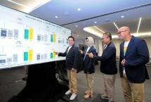 Paparan disampaikan oleh Direktur Utama BSI Hery Gunardi (tengah), Corporate Secretary BSI Wisnu Sunandar (Paling kiri), Direktur Information Technology BSI Saladin D Effendi (Kedua dari kiri), Direktur Compliance & Human Capital BSI Tribuana Tunggadewi (Ketiga dari kiri), Direktur Finance & Strategy BSI Ade Cahyo Nugroho (lima dari kiri), Direktur Sales & Distribution BSI Anton Sukarna (enam dari kiri) dan Direktur Risk Management BSI Grandhis H Harumansyah (paling kanan).