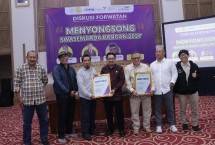 Forum Wartawan Pertanian (Forwatan) memberikan sertifikat kepada pembicara usai diskusi Swasembada Pangan