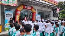 Siswa-siswi SDN Cilendek Timur Bogor Mengantri Membeli Susu MILKU di gerai Alfamart.