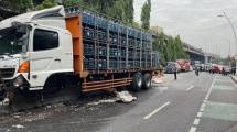 Truk pengangkut air galon yang mengalami kecelakaan di Gerbang Tol Ciawi, Bogor (dok. Ist) 