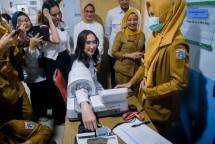 Menpar Widiyanti Putri Wardhana mencoba alat cek tekanan darah pada saat meninjau program Cek Kesehatan Gratis yang diluncurkan secara nasional oleh pemerintah pada Senin (10/2/2025), di Puskesmas Tanah Abang, Jakarta.