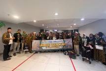 Nasabah BCA Syariah berfoto bersama sebelum keberangkatan ibadah umrah