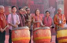 Wapres Gibran hadiri Festival Cap Go Meh 2025 di Singkawang. Wamenekraf Irene Umar apresiasi antusiasme masyarakat dalam perayaan budaya ini.