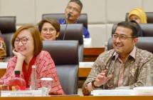 Caption: Menekraf Teuku Riefky Harsya bersama Wamenekraf Irene Umar saat menghadiri raker bersama Komisi VII DPR RI.