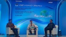 Kepala Pusat Industri Hijau, Kementerian Perindustrian, Apit Pria Nugraha bersama I Made Vikannanda, Urban Mobility Manager, WRI Indonesia dalam sebuah diskusi bertajuk GreenTalks: Green Industry Ecosystem 