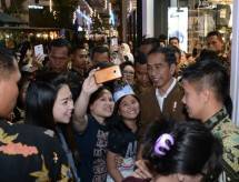Presiden Jokowi bersama masyarakat di Bandung (Foto : Biro Pers Setpres)