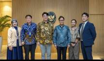 [Foto] Menteri Kesehatan Republik Indonesia, Budi Gunadi Sadikin (ketiga dari kanan), CEO CGBIO, Hyun Seung Yu (ketiga dari kiri), dan Kepala Tim Bisnis CGBIO Indonesia Eric Aoh (paling kanan) berfoto bersama dalam diskusi kerja sama pengembangan industri medis Indonesia. 
