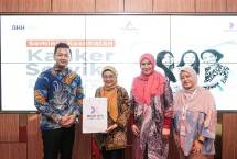 Head of Sales Brawijaya Hospital Saharjo Dede Muharamsyah (paling kiri), CEO AdMedika Dian Prambini (kedua dari kiri), Brawijaya Hospital Saharjo dr. Alesia Novita Sp.OG (kedua dari kanan), dan Medical Advisor Board AdMedika dr. Decy Paulina (paling kanan) pada acara Seminar Kesehatan Kanker Serviks "Cervical Health Matters: Prevent, Protect, Thrive" di ACE Room AdMedika, Telkom STO Gambir, Jakarta