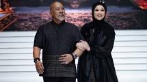 Indro Warkop dan Hada (anak Indro), salah satu muse yang tampil untuk koleksi &ldquo;Atacama&rdquo; - Zaskia Sungkar dalam Ramadan Show 2025