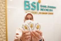 Pegawai BSI menunjukan emas yang menjadi salah satu produk perbankan syariah