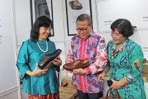 Dirjen IKM Kemenperin, Gati Wibawaningsih bersama Ketua Kadin Provinsi DKI Jakarta, Eddy Kuntadi, serta Direktur IKM Kimia, Sandang, Aneka dan Kerajinan Kemenperin, E. Ratna Utarianingrum (Foto: Biro Humas)
