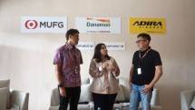 (ki-ka) Jin Yoshida (Global Alliance Strategy Director PT Bank Danamon Indonesia Tbk), Hosianna Evalita Situmorang (Economist, PT Bank Danamon Indonesia Tbk, Andy Sutanto (Deputy Director &ndash; Head of Non Auto Business, PT Adira Dinamika Multi Finance Tbk)