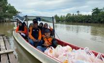 Dompet Dhuafa Sulsel Bersama Lazuna Chiken Distribusikan Bantuan Makanan Bagi Penyintas Banjir Maros