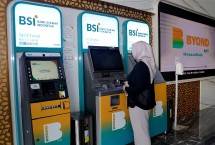 Nasabah transaksi di Mesin ATM BSI
