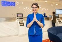 Pegawai BRI menyapa nasabah dengan senyum