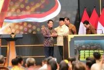 Layanan Bank Emas diresmikan oleh Presiden Republik Indonesia Prabowo Subianto (tengah) didampingi Direktur Utama BSI Hery Gunardi (kiri), Menteri Koordinator Bidang Perekonomian Airlangga Hartanto (dua dari kiri), Menteri BUMN Erick Thohir (empat dari kiri) dan Direktur Utama PT Pegadaian Damar Latri Setiawan (paling kanan).