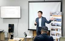 dr. Kasey Kisu Sung, Wakil Presiden Korean Stem Cell Therapy Society, memperkenalkan terapi sel punca kepada profesional medis di Eka Hospital di Indonesia. 