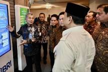 Direktur Utama BRI Sunarso menjelaskan produk bullion kepada Presiden Prabowo