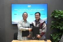 Marketing SEVP Mandiri Utama Finance, Yanto Tjia dan CEO Geely Auto Indonesia, Victor Gao dalam penandatanganan ini berlangsung di ajang Indonesia International Motor Show (IIMS) 2025 yang digelar di Jakarta International Expo, Kemayoran, Jakarta pada Sabtu (22/2)