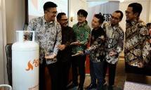 (Ki-ka) Andryan Rahman Sunaryo, Jajaran Direksi PT ARSynergy NiX Indonesia - Ir. Achmad Harijanto, Presiden Direktur/Direktur Utama PT ARSynergy NiX Indonesia - Wataru Yoshio, Presiden Komisaris PT ARSynergy NiX Indonesia - Bambang Jajaran Direksi PT ARSynergy NiX Indonesia - Anthony Rahmat Sunaryo, Jajaran Direksi PT ARSynergy NiX Indonesia - Azhar Risyad Sunaryo, Komisaris PT ARSynergy NiX Indonesia.