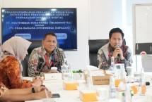 Direktur Utama TelkomMetra Pramasaleh Hario Utomo (tengah) dan Direktur Utama Sipajak Rachmad Isdiawan (kanan) saat acara penandatanganan kerja sama antara TelkomMetra dengan Sipajak, di Jakarta, beberapa waktu lalu.