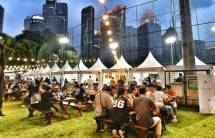 Sundown Markette digelar di kawasan GBK Jakarta, hadirkan momen berbuka puasa dengan latar pemandangan gedung pencakar langit. 
