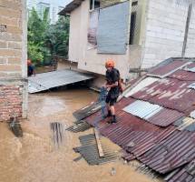 Tanggap Darurat, Tim DMC Dompet Dhuafa Siagakan Personil di Sejumlah Titik Rawan Banjir Bantu Evakuasi