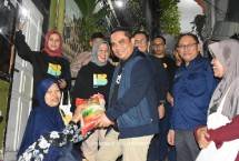 Direktur Eksekutif BSI Maslahat, Sukoriyanto Saputro dan Direktur Sales and Distribution PT Bank Syariah Indonesia, Tbk memberikan paket berbuka ke korban Banjir