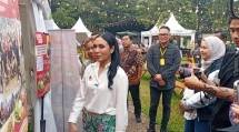 Istri Menteri Usaha Mikro, Kecil, dan Menengah (UMKM) Tina Astari berbuka puasa di Sundown Markette, GBK, Jakarta.