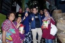 Direktur Sales & Distribution BSI Anton Sukarna (tengah) melakukan kunjungan dan memberikan bantuan berupa makanan, bahan pokok, serta perlengkapan sanitasi Kebersihan bagi masyarakat yang terkena banjir Jabodetabek. 