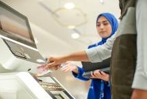 Penarikan dana nasabah di mesin ATM BRI