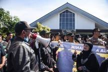 Tolong Ya Pak Presiden! Sejumlah Warga Arcamanik, Bandung ini Larang Umat Katolik Merayakan Ibadah di Gereja Santo Yohanes Rasul Ini