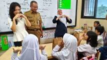 Cahaya Manthovani dan Yayasan Inklusi Pelita Bangsa Berbagi Kepedulian di SLB Negeri 7 Jakarta