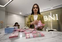 Pegawai BNI menyiapkan uang ke nasabah