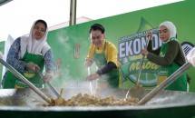 Chef Steby Masak Besar Tengkleng Ayam Rica-rica bersama Santri Di Pondok Pesantren Darul Muttaqien