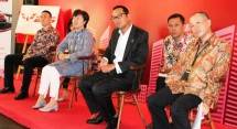 Ki-ka : Tatsuya Kuroki, Vice President Director, PT Sompo Insurance, Daniel Neo, CEO PT Sompo Insurance, Cindy Cai, VP of VSSM, Wuling Motors; Taufik S. Arief, Aftersales Director Wuling Motors; Nathan Sun, Network Dev & Opr Director Wuling Motors,