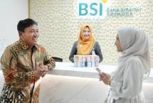 Wakil Direktur Utama BSI Bob T Ananta (kiri) menyapa nasabah (kanan) yang sedang bertransaksi di PT Bank Syariah Indonesia Tbk (BSI) Kantor Cabang The Tower Jakarta. 