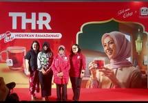 Kampanye 'Teh Celup Sosro Hidupkan Ramadanmu' (THR) 2025. (dari kiri ke kanan) Yolanda Effendi, Perwakilan Marketing Teh Celup Sosro, Dr. Sri Nuryanti, S.T.P., M.P, Direktur Pengendalian Pangan (Mewakili Dr. Drs. Sarwo Edhy, SP, MM, MH, Plt Sekretaris Utama Badan Pangan Nasional), Sukini, perwakilan relawan FoodBank of Indonesia, Wida Septarina, Ketua Yayasan Lumbung Pangan Indonesia (Co-Founder FoodBank of Indonesia) 