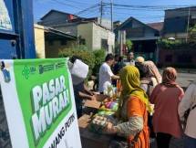 Direktur Utama PT Food Station Tjipinang Jaya (Baju putih) sedang melayani konsumen di Pasar Murah di Kelurahan Kampung Rambutan, Jum&rsquo;at 14 Maret 2025