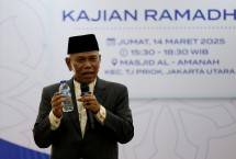 Kyai Haji Ma'mun Al Ayyubi, Ketua Dewan Masjid Jakarta (DMI) DKI Jakarta saat menyampaikan kajian ramadhan di Masjid Al-Amanah Nurani Bangsa, Tj.Priok, Jakarta Utara