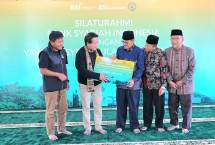 (Kiri ke kanan). Wakil Direktur Utama PT Bank Syariah Indonesia Tbk (BSI) Bob T Ananta, Direktur Utama BSI Hery Gunardi, Ketua Pengurus Yayasan Syekh Sulaiman Arrasuli Syukri Iska, Pembina Yayasan Syekh Sulaiman Arrasuli Makmur Syarif, Ketua Rais Pondok Pesantren Madrasah Tarbiyah Islamiyah (MTI) Canduang Anas Khatib Bandaro berfoto bersama di Pondok Pesantren Arrasuli. 