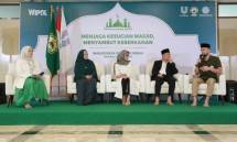 Keterangan foto: Talkshow puncak rangkaian kegiatan &ldquo;Gerakan Masjid Bersih 2025&rdquo; (Ki-Ka): Ustadzah Aini Aryani, LC., Nurdiana Darus - Head of Sustainability and Corporate Affairs Unilever Indonesia, H. Rudiantara, S.Stat., M.B.A. - Wakil Ketua Umum Pimpinan Pusat DMI, dan Teuku Wisnu 