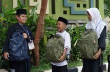 AIA bersama Dompet Dhuafa berikan bantuan perlengkapan sekolah dan THR kepada 300 yatim dan duafa yang berasal dari perkampungan di kawasan Gading Serpong, Tangerang.