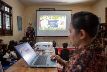 Guru Pasraman yang ada di Desa Ngadiwono, Tosari, Pasuruan, Jawa Timur, sedang mengajar menggunakan media laptop dan proyektor yang baru saja didapat dari pemberian hibah NeutraDC melalui program CSR, Two Hands Hub NeutraDC.